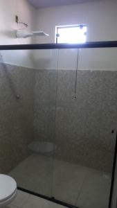 W łazience znajduje się przeszklony prysznic i toaleta. w obiekcie Wm Milão w mieście Sinop