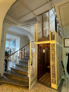 uma escada numa casa com um espelho em Grand Hotel Vallombrosa em Vallombrosa