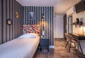 パリにあるホテル マレナのベッド1台、デスク、ベッドルーム1室が備わります。