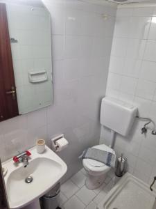 Koupelna v ubytování Zeus Guesthouse