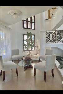 Χώρος καθιστικού στο Tu villa estupenda en gurabo