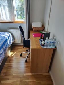 una camera con una scrivania, una sedia e un letto di simply guesthouse a Londra