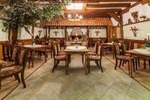 comedor con mesas y sillas de madera en Landhotel Zur Linde en Verden