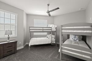 Postel nebo postele na pokoji v ubytování Fortebello Beachside 164 + 24 fotografií