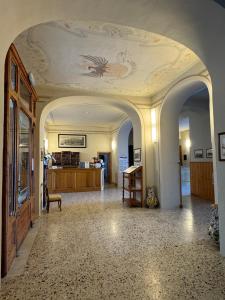 a hallway with a room with a ceiling with a table at Grand Hotel Vallombrosa in Vallombrosa
