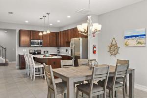 Indian Harbour BeachにあるFortebello Beachside 150のテーブルと椅子のあるキッチンとダイニングルーム