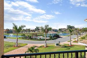 Indian Harbour BeachにあるFortebello Beachside 150のヤシの木が茂るリゾートのバルコニーから景色を望めます。