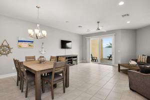 Indian Harbour BeachにあるFortebello Beachside 150のテーブルと椅子のあるダイニングルームとリビングルーム