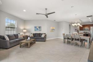 Indian Harbour BeachにあるFortebello Beachside 150のソファとテーブルのあるリビングルーム