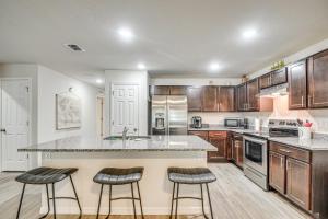 Kuchyň nebo kuchyňský kout v ubytování Palm Coast Duplex with Screened Patio, Near Beaches!