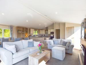 uma sala de estar com dois sofás e uma mesa em E7 Roebeck Country park em Ryde