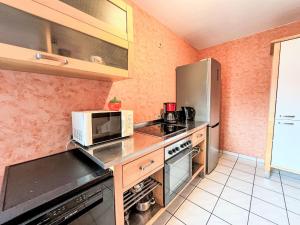 y cocina con fogones y microondas. en Apartment Ferienapartments Adenau-2 by Interhome, en Adenau