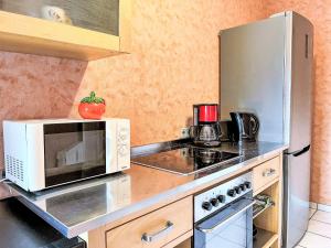 y cocina con microondas y fogones. en Apartment Ferienapartments Adenau-2 by Interhome, en Adenau