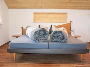 Haslen的住宿－阿爾卑施泰因山景公寓，卧室内的一张带枕头的床