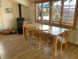uma sala de jantar com uma mesa de madeira e cadeiras em Apartment Gilbachhöckli 2 by Interhome em Adelboden