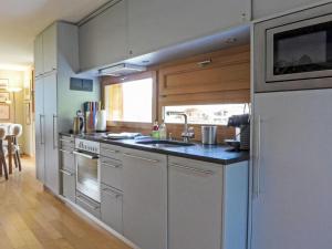 Kuchyň nebo kuchyňský kout v ubytování Apartment Roossi Apt- 1 by Interhome