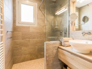 La salle de bains est pourvue d'un lavabo et d'une douche. dans l'établissement Apartment Saint Christophe by Interhome, à Nice