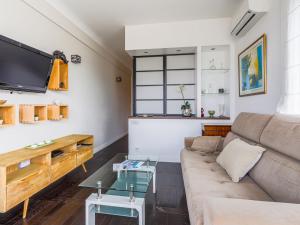 Una sala de estar con un sofá y un televisor. en Apartment Saint Christophe by Interhome, en Niza