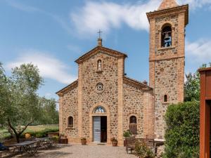 Monte AnticoにあるVilla Bel Giardino by Interhomeの塔時計付教会