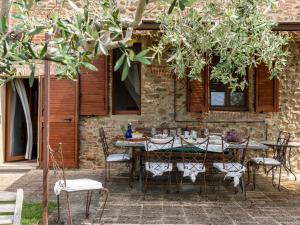 Monte AnticoにあるVilla Bel Giardino by Interhomeの建物前のテーブルと椅子
