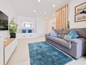 ポルティマンにあるApartment Praia Rocha Sea View Summer 1のリビングルーム(ソファ、青い敷物付)