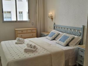 1 dormitorio con 1 cama con 2 toallas en Apartment Marysol by Interhome, en Altea