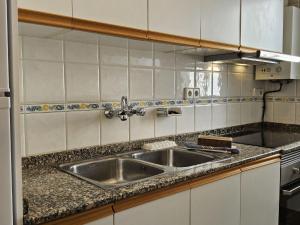cocina con fregadero y encimera en Apartment Marysol by Interhome, en Altea