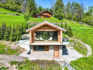 una casa in cima a una collina verde di Chalet Papillon by Interhome a Nendaz