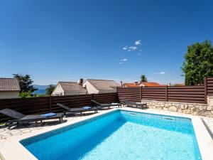 Bazén v ubytovaní Apartment Albaneze by Interhome alebo v jeho blízkosti