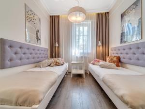 1 Schlafzimmer mit 2 Betten und einem Tisch in der Unterkunft Apartment Willa Maria by Interhome in Polanica-Zdrój