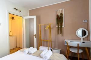 um quarto com uma cama, uma secretária e um espelho em Apartament Corina cu parcare em Bistriţa