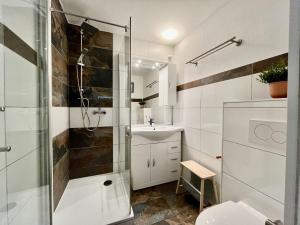 uma casa de banho com um chuveiro e um lavatório. em Apartment B 94 by Interhome em Dittishausen