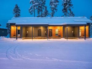 ein Haus im Schnee im Winter in der Unterkunft Holiday Home Vuokatin loiste 9 a 3 by Interhome in Vuokatti