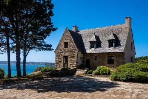 an old stone house on the shore of a lake at villa port l epine, 4 chambres, vue mer in Trélévern