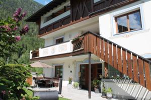 Casa con balcón y patio en Haus Hermine, en Umhausen