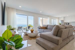 Χώρος καθιστικού στο Axess Villa with panoramic ocean view