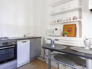 Кухня или мини-кухня в Apartment Hérold-1 by Interhome
