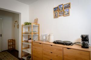 um quarto com uma cómoda em madeira e comodidades para preparar café em Apartament Corina cu parcare em Bistriţa