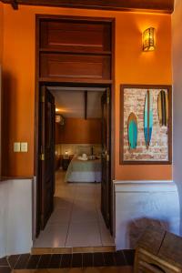 een kamer met een open deur en een bed bij Casa Conceição in Fernando de Noronha