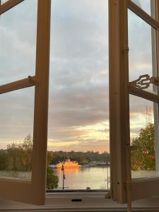 ein offenes Fenster mit Flussblick in der Unterkunft La Houache Chambres d'Hôtes in Le Pellerin