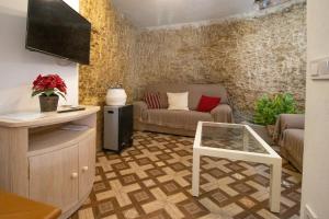 salon z kanapą i stołem w obiekcie Casa Aveda ( En la Roca) w mieście Setenil
