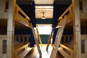 Palanda nebo palandy na pokoji v ubytování Greenwood Hostel
