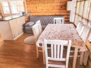 ein Esszimmer mit einem Tisch und weißen Stühlen in der Unterkunft Holiday Home Alppi 7a paritalo by Interhome in Hyrynsalmi