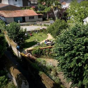 uma vista superior de um jardim com pessoas sentadas na relva em La Houache Chambres d'Hôtes em Le Pellerin