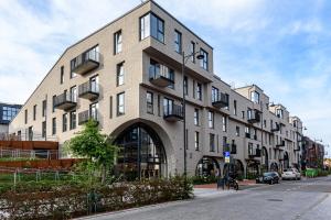 un gran edificio de ladrillo en una calle de la ciudad en Paupys lofts, en Vilna