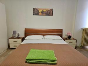Un dormitorio con una cama con una toalla verde. en Venice Dream, en Mestre
