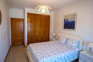 Uma cama ou camas num quarto em Charm Apartment T2 All With Big Terrace Albufeira Self check-in