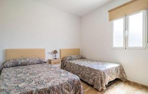 Un dormitorio con dos camas y una ventana. en 2 - Casa La Picacha con piscina Climatizada, en Purchena