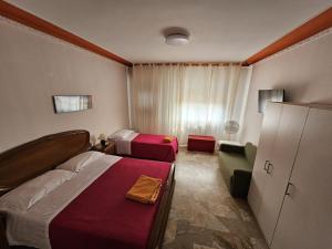 ein Schlafzimmer mit 2 Betten, einem Sofa und einem Stuhl in der Unterkunft Venice Dream in Mestre