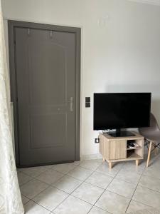 Uma televisão e/ou sistema de entretenimento em Iris Apartment Nafpaktos